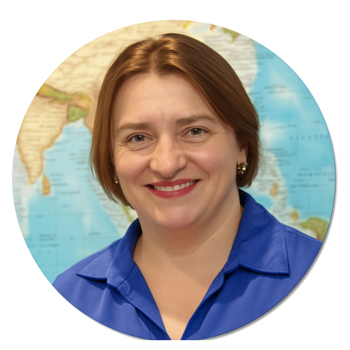 Retrato de um autor sorridente, vestindo camisa azul, com um mapa-múndi ao fundo.