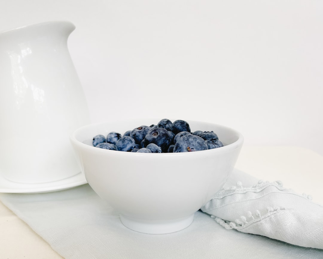 Um bowl de alimentos saudáveis com aveia e frutas.