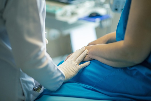 Médico avaliando paciente para escolha de medicamento Médico avaliando paciente para escolha de medicamento