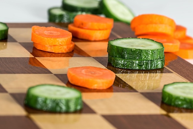 Prato balanceado com frutas, vegetais e grãos integrais Prato balanceado com frutas, vegetais e grãos integrais