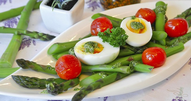 Prato colorido com alimentos saudáveis da dieta low carb Prato colorido com alimentos saudáveis da dieta low carb