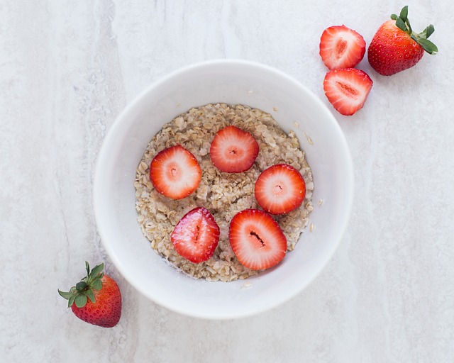 Iogurte natural com aveia e frutas Iogurte natural com aveia e frutas