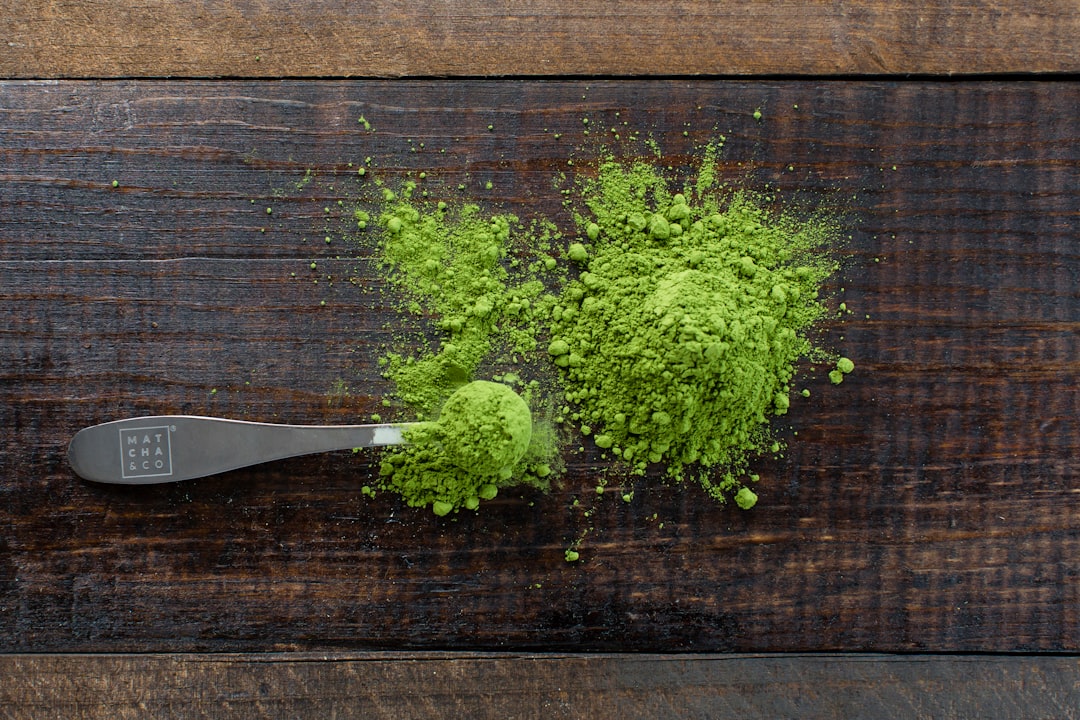 Uma xícara de chá verde com folhas verdes Uma xícara de chá verde com folhas verdes
