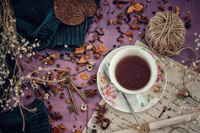 Chá de canela em uma xícara com pau de canela Chá de canela em uma xícara com pau de canela