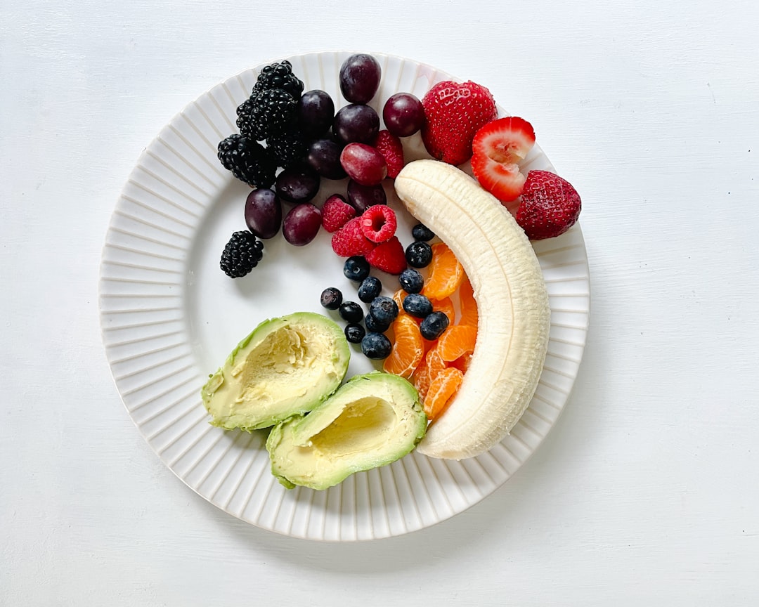 Prato de alimentação saudável com frutas e legumes Prato de alimentação saudável com frutas e legumes