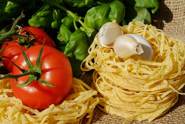 Refeição saudável e equilibrada preparada com ingredientes frescos