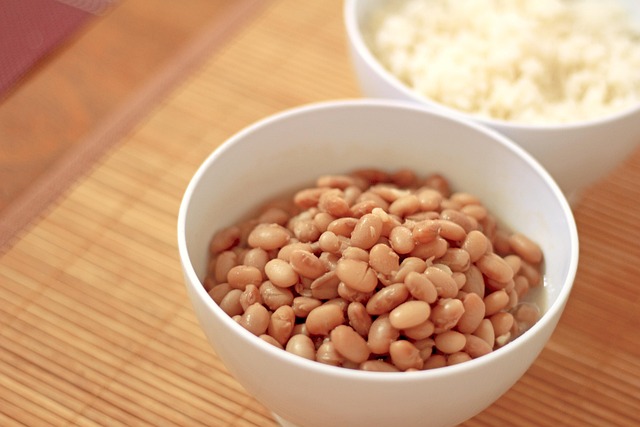 Prato de refeições saudáveis com frutas, vegetais e proteínas magras - dieta para emagrecer Prato de refeições saudáveis com frutas, vegetais e proteínas magras - dieta para emagrecer