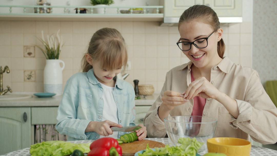 Prato saudável com frutas e vegetais frescos - dieta para emagrecer Prato saudável com frutas e vegetais frescos - dieta para emagrecer