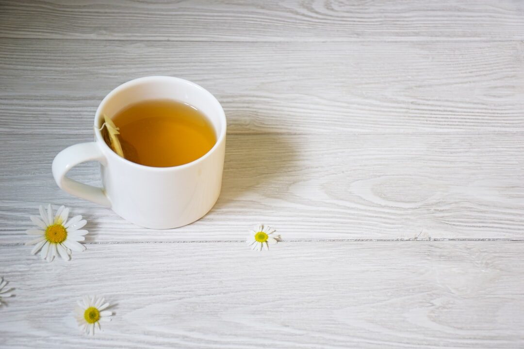 Uma xícara de chá verde com folhas de chá para emagrecer. Uma xícara de chá verde com folhas de chá para emagrecer.