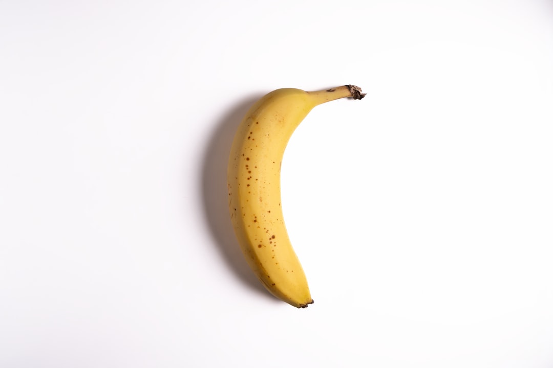 Prato com alimentos saudáveis como grãos, frutas e vegetais. Prato com alimentos saudáveis como grãos, frutas e vegetais.