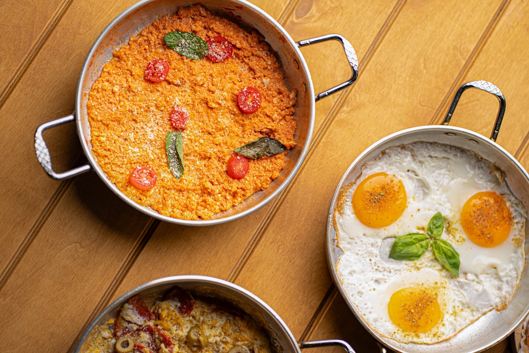 Omelete de claras com espinafre e tomate, ideal para dieta para emagrecer. Omelete de claras com espinafre e tomate, ideal para dieta para emagrecer.