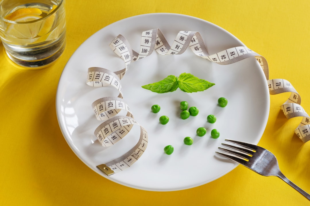 Prato com alimentos saudáveis e variados para dieta de emagrecimento. Prato com alimentos saudáveis e variados para dieta de emagrecimento.