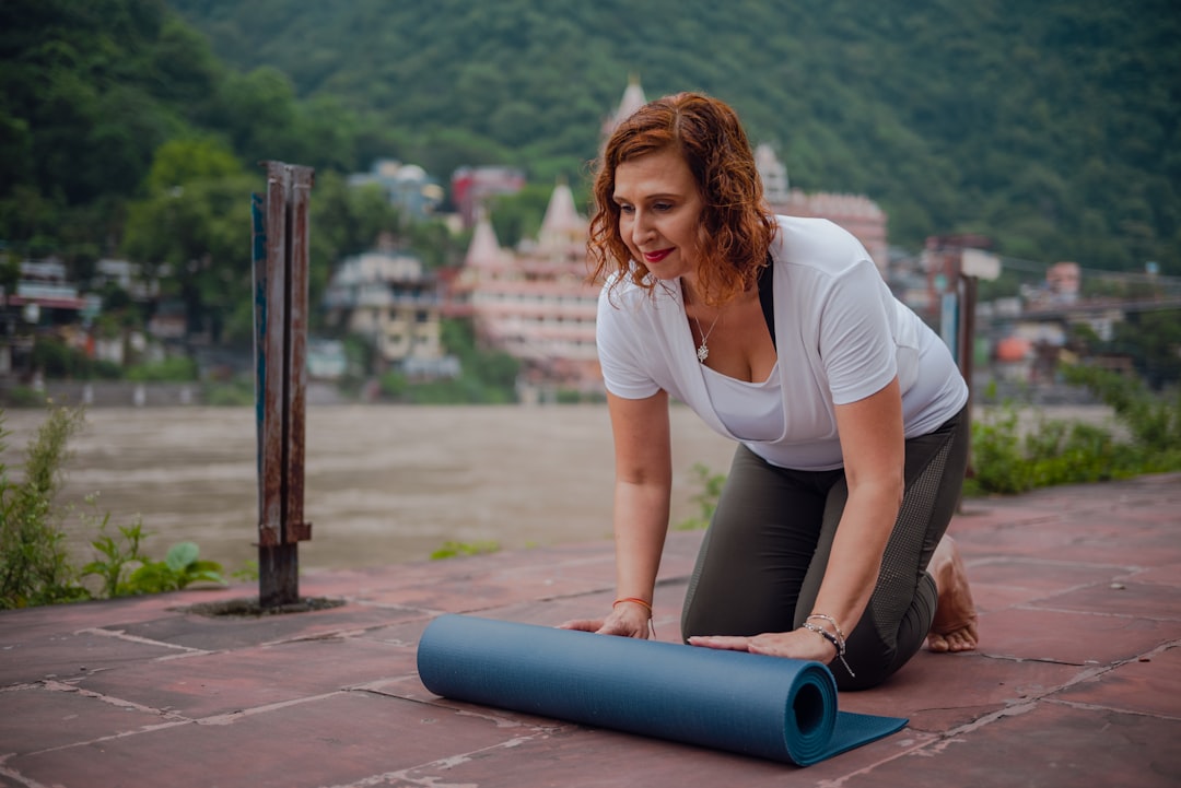 Pessoas praticando exercícios ao ar livre para emagrecer rápido.